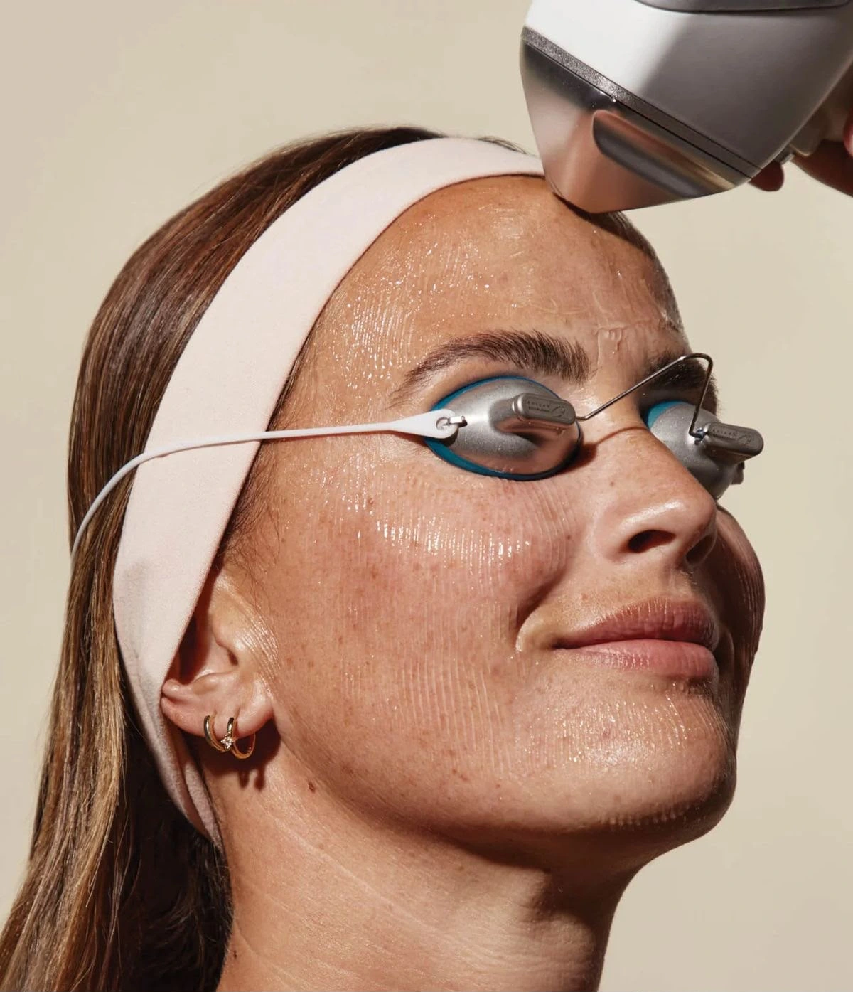 Cuidado facial durante atendimento, com proteção para os olhos